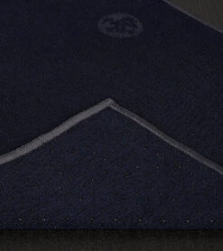 Manduka Yogitoesยฎ Yoga Hand Towel Midnight